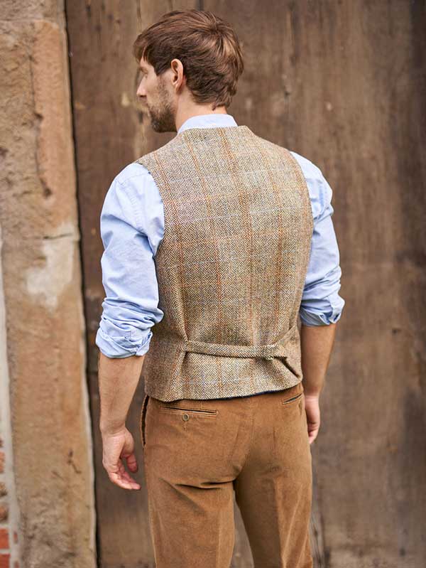 Harris Tweed Vestje "Wales" Met Revers In Sand Herringbone