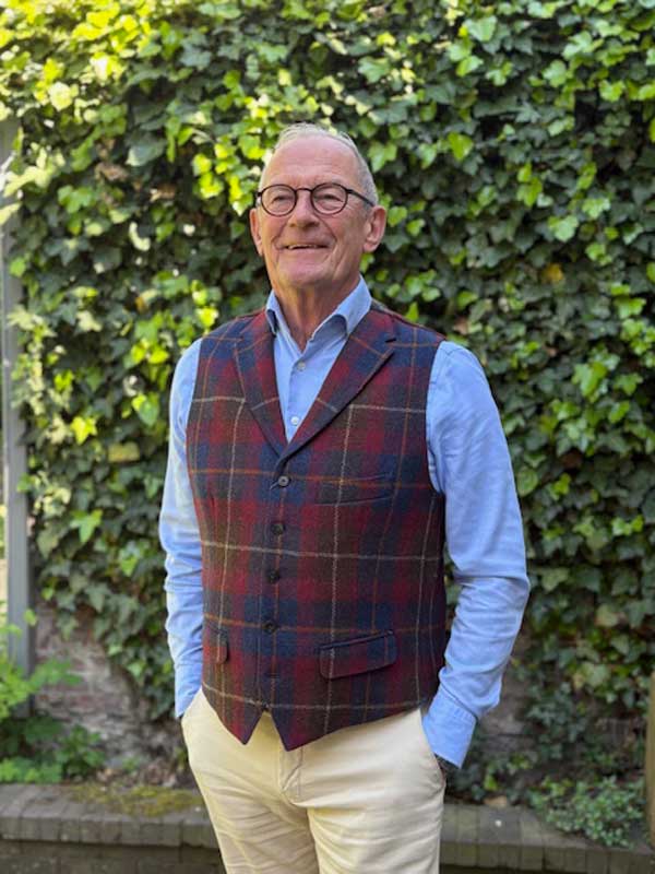 Harris Tweed Vestje "Wales" Met Revers In Berry Check