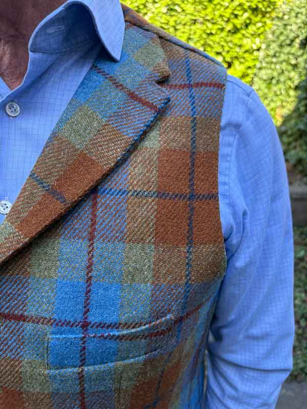 Harris Tweed Vestje "Wales" Met Revers In Gold Tartan