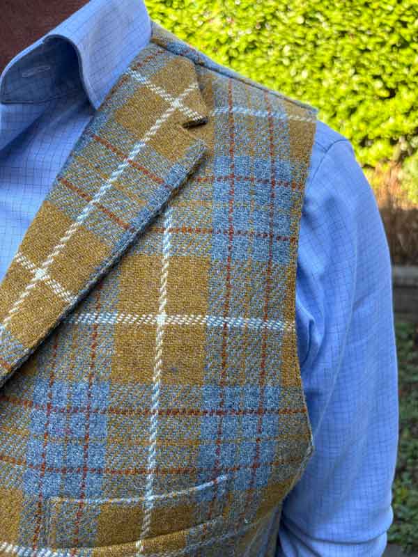Harris Tweed Vestje "Wales" Met Revers In Amber Check